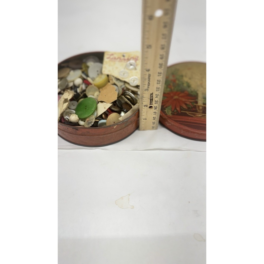 Vintage estate tin of vintage buttons Of All Kinds Over A Pound - Picture 5 of 9